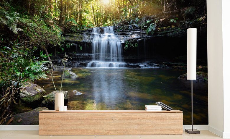 het gezoem van een boswaterval fotobehang voor de woonkamer fotobehang demural