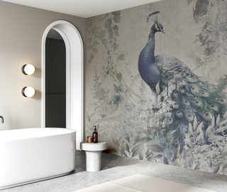 een wandeling met een pauw in de tuin fotobehang voor de badkamer fotobehang demural