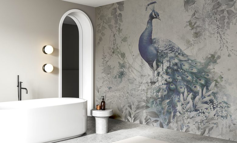 een wandeling met een pauw in de tuin fotobehang voor de badkamer fotobehang demural